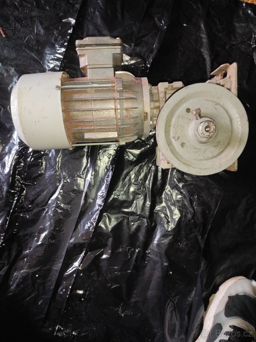 Elektromotor s převodovkou - 2