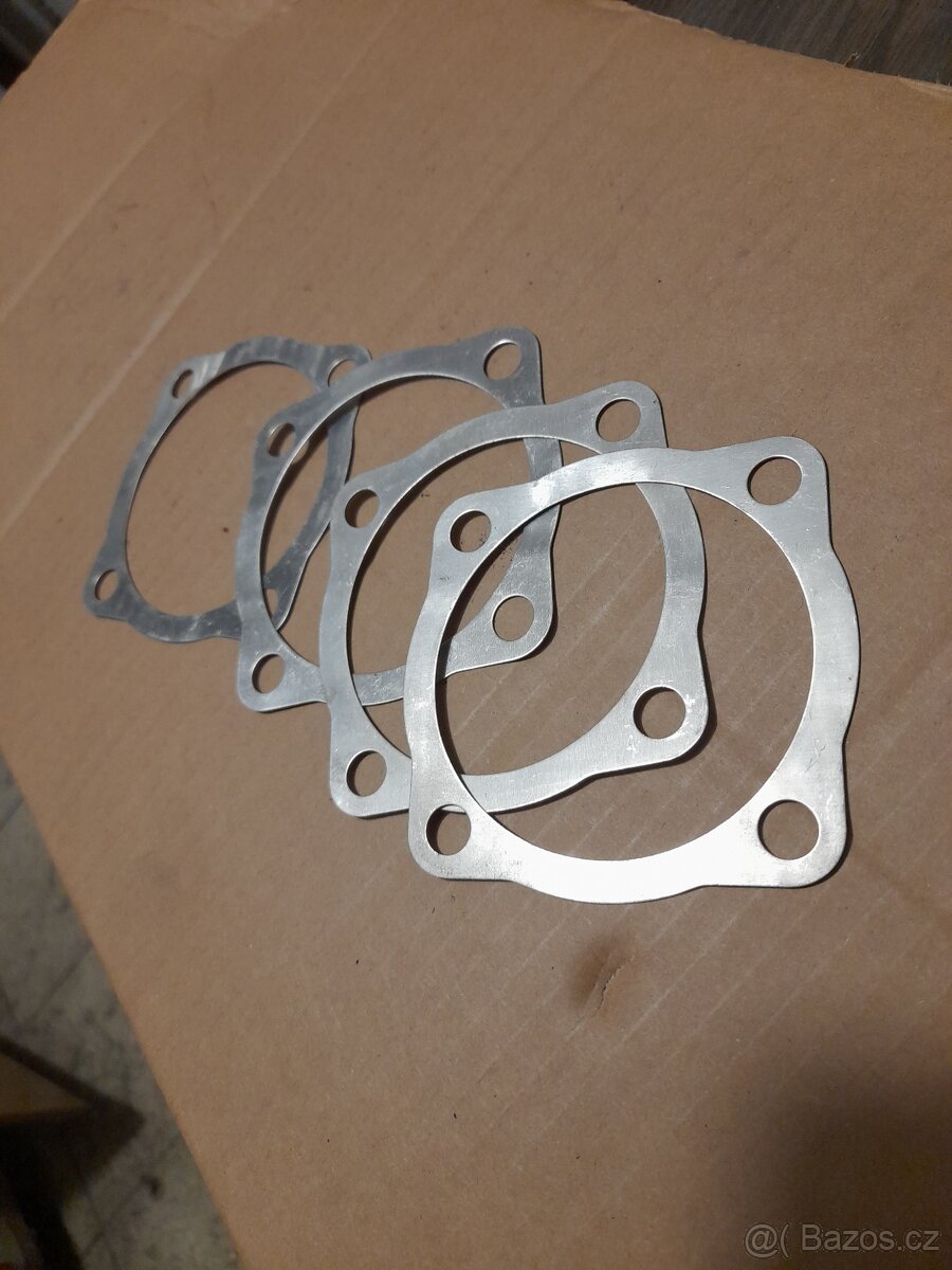 TRABANT TĚSNĚNÍ POD HLAVU - 2