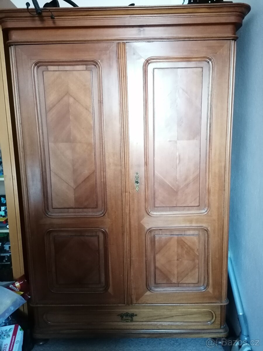 Prodám starožitné skříně - 2