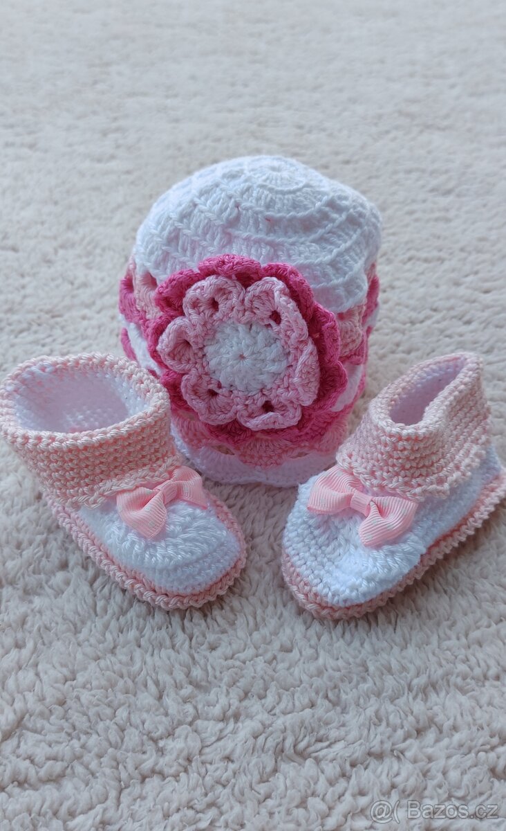 Pletenÿ klobouček a botičky pro miminko - 2