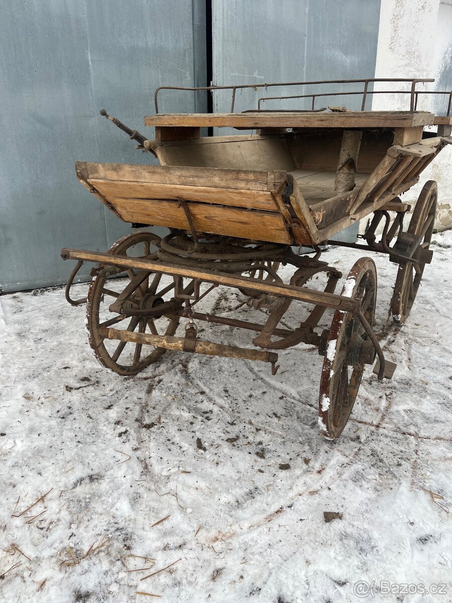 Stará dřevěná brička / kočár – dekorace - 2