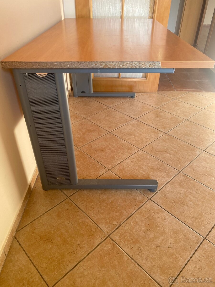STŮL NA KOVOVÉM RÁMU - 2