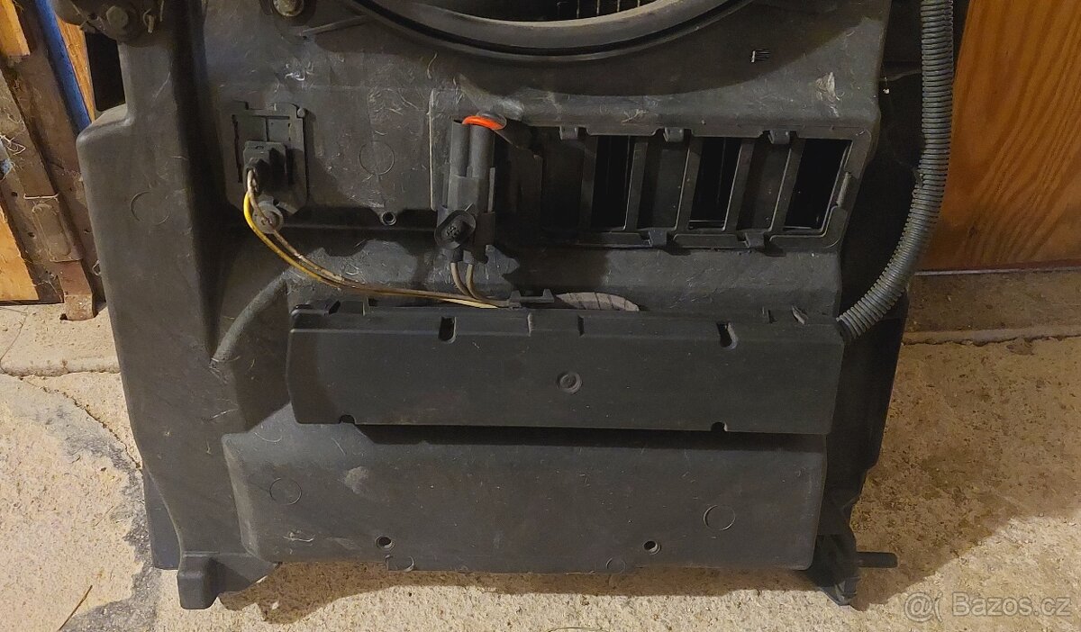 Peugeot 307 kompletní chladičová stěna včetně chladičů. - 2