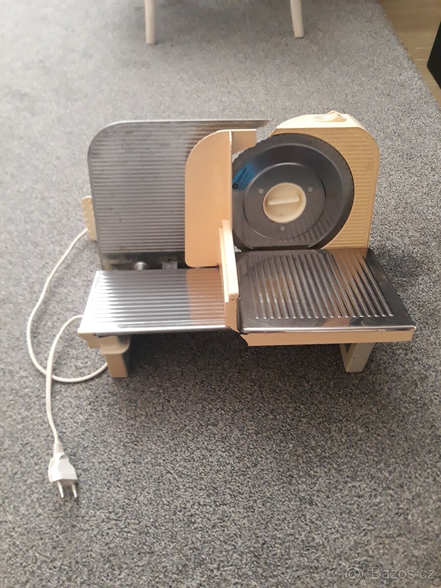 ELEKTRICKÝ KRAJEČ ZN. ZELMER, KOVOVÝ 220 V. - 2