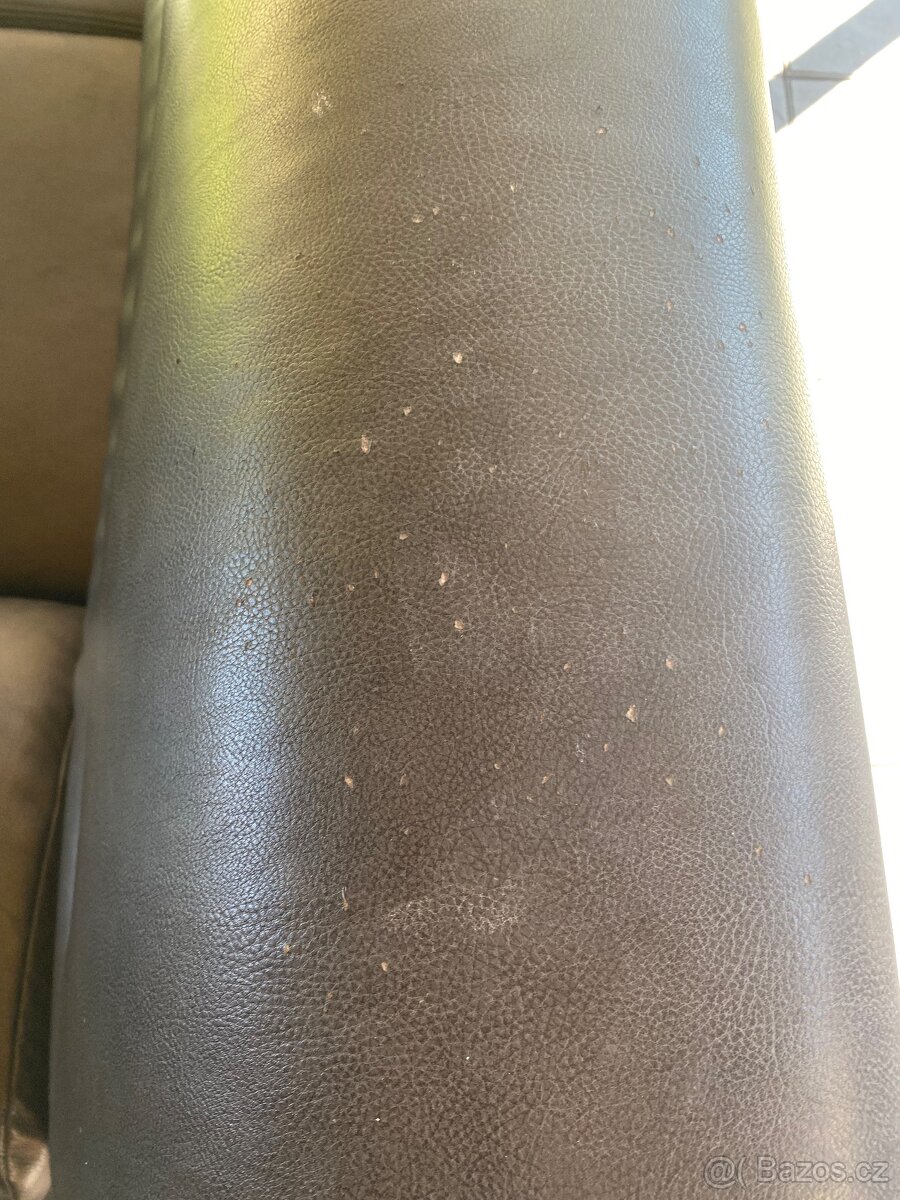 Koženková černá sedačka - 2