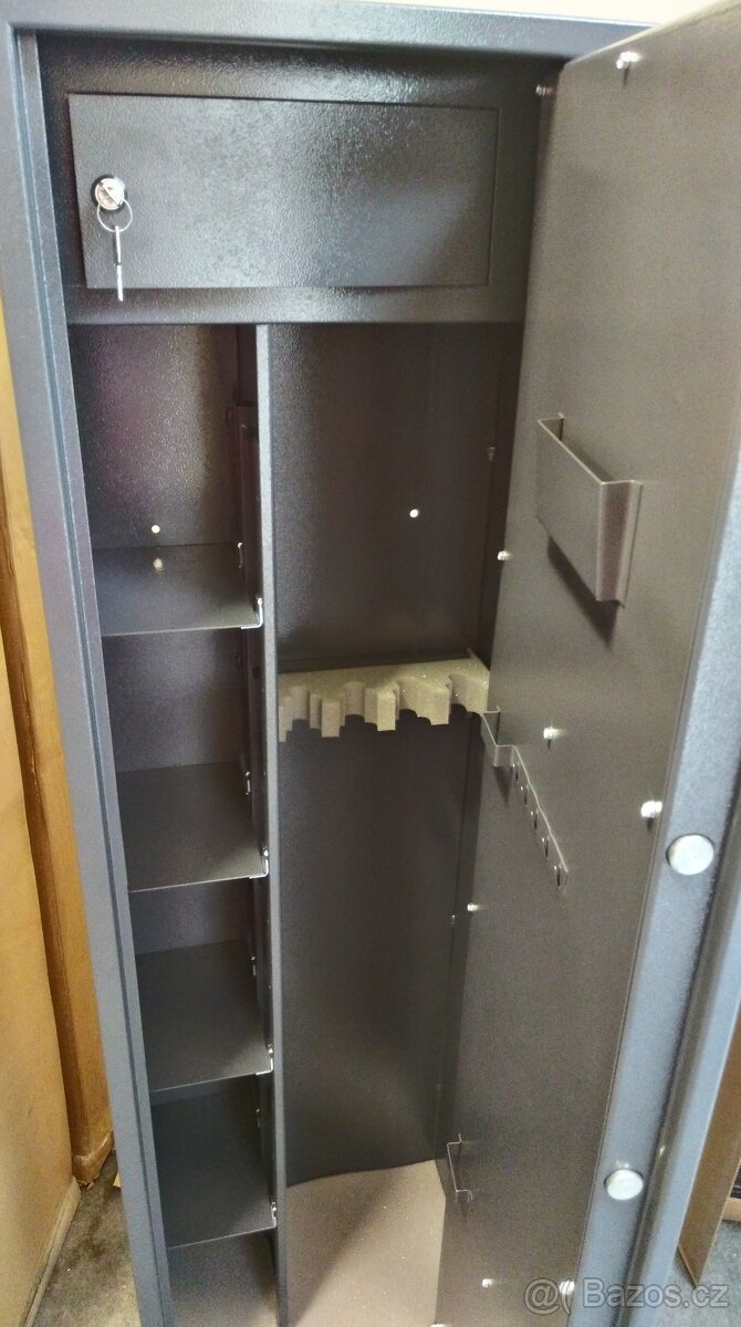 Skříň pro 2 zbraní+poličky+schránka - 2