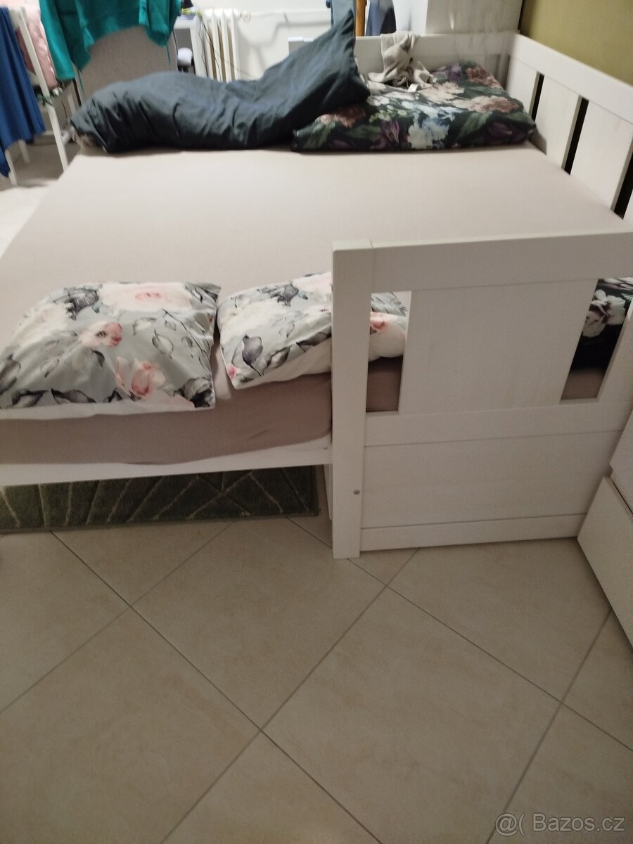 Bílá dřevěná postel rozkládací - 2