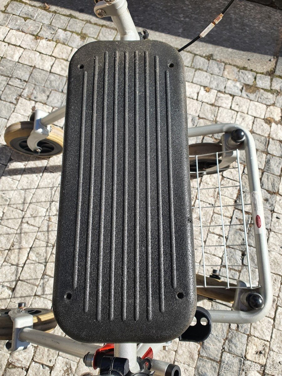 šedé seniorské chodítko se sedátkem - 2