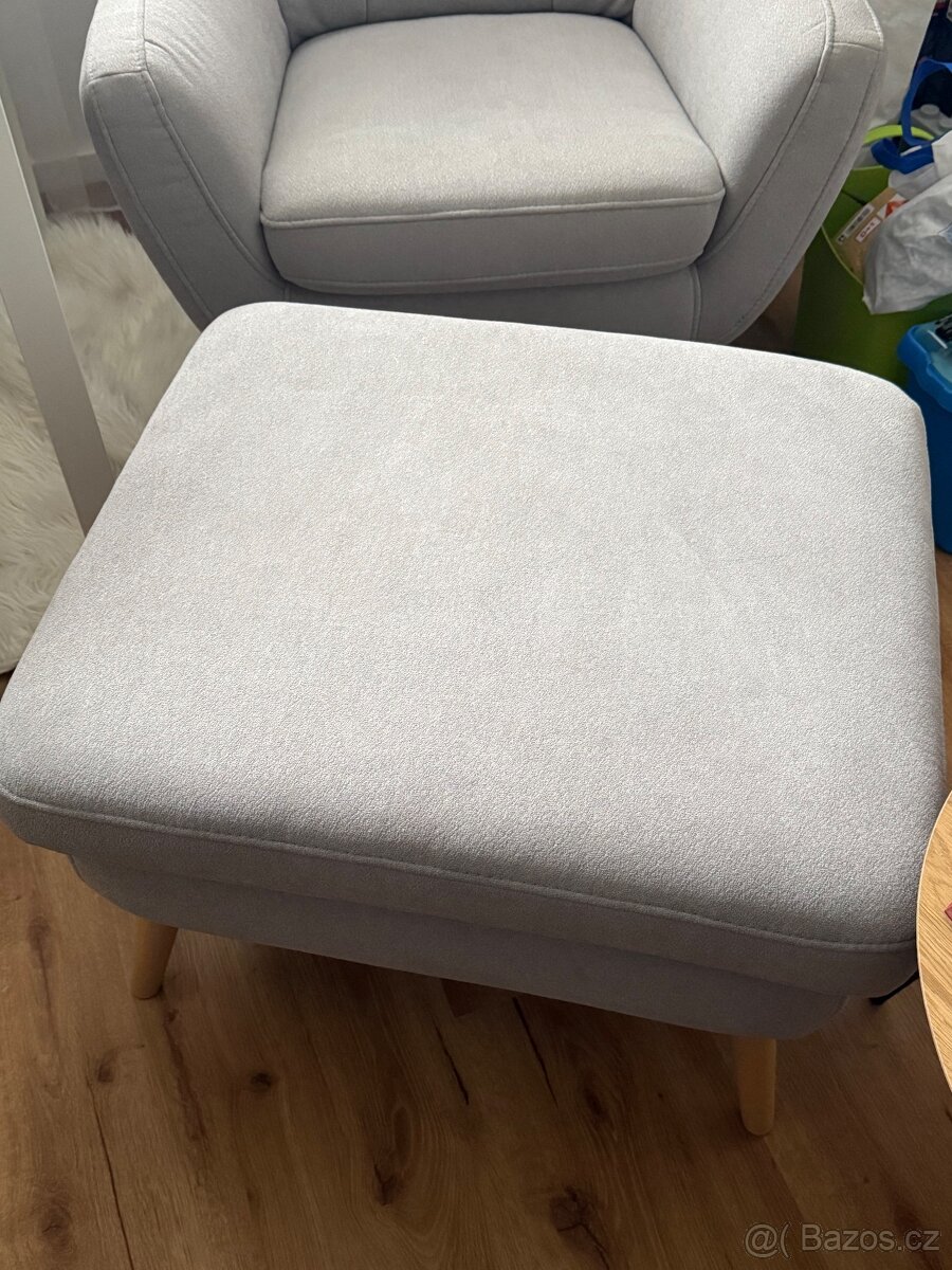 Krásné křeslo s taburetem - 2