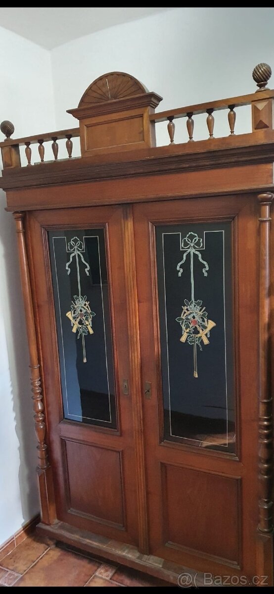 Starožitná skříň – krásná řezba, malovaná skla
- 2