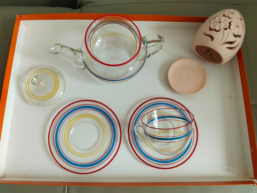 Skleněná konvička,2 podšálky,1 hrníček,ker.dekorace-Z DĚDICT - 2