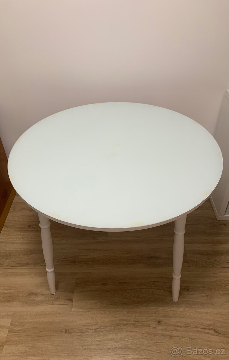 Kulatý jídelní stůl - 2