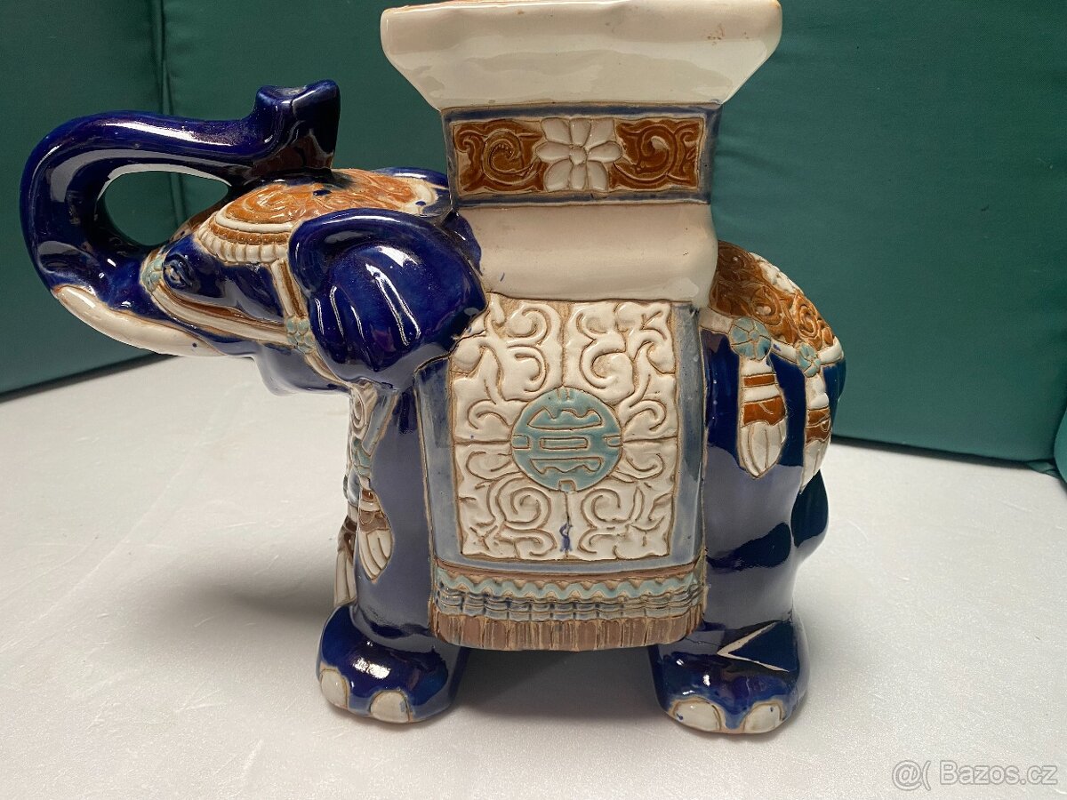 Porcelánový dekorativní slon - 2