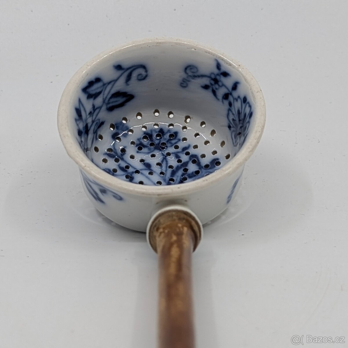 Cibuláková děrkovaná naběračka s dřevěnou rukojetí - 2