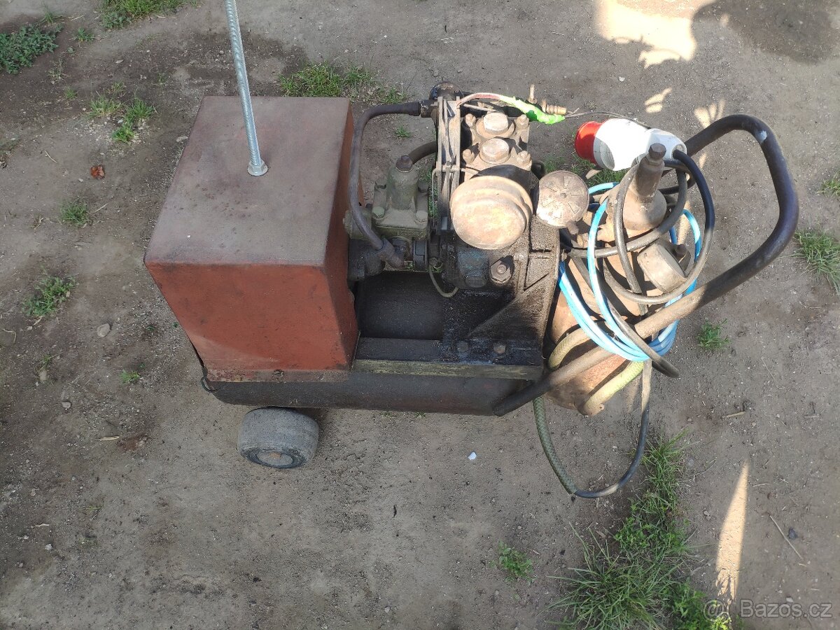 Kompresor domácí výroby - funkční,nová zásuvka, rychlospojka - 2