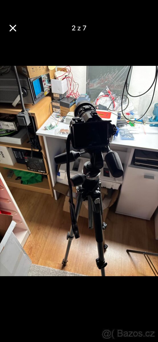 Kamera JVC GC-PX100be, osvětlovací stojan - 2