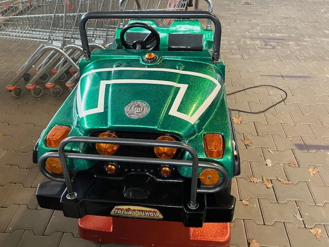 Houpací autíčko na mince. - 2