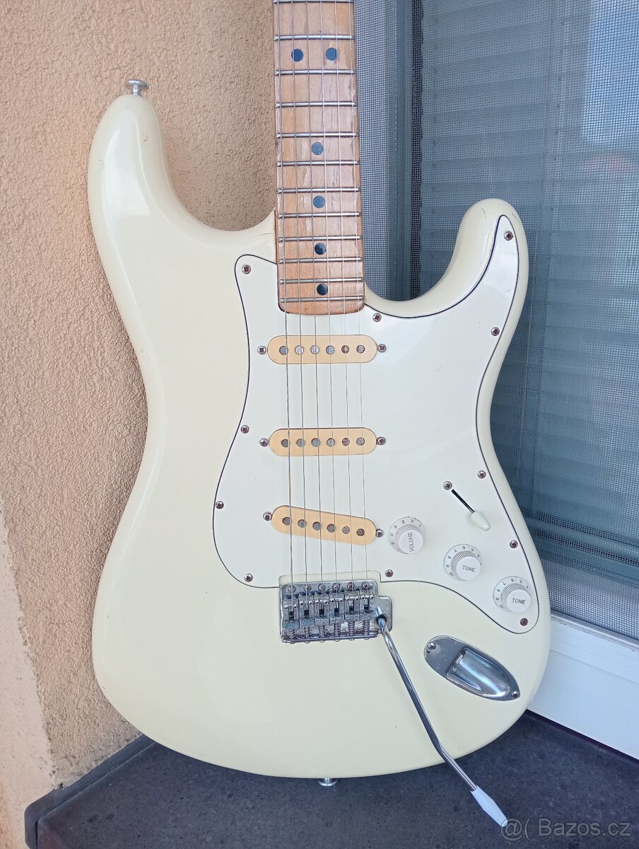 52 až 55 ročná vintage Maya Stratocaster (70. roky) - Japan - 2