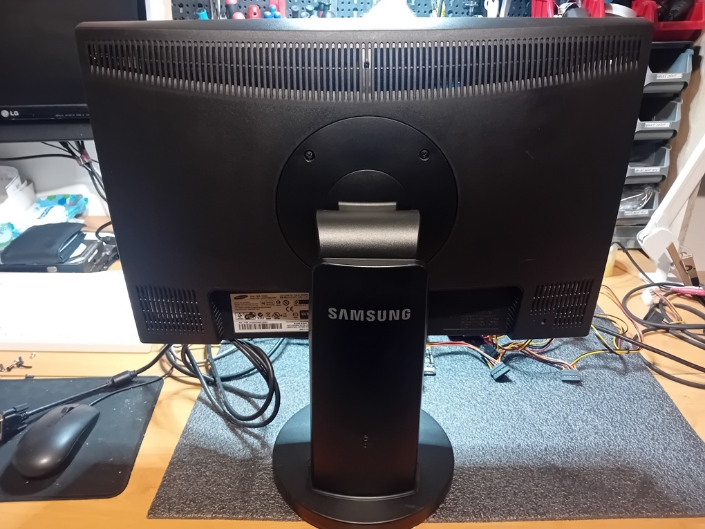 LCD monitor 22" SAMSUNG 2243EW - 2