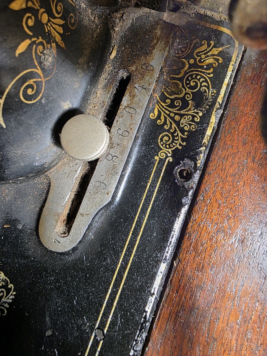 Starý šlapací šicí stroj SINGER - 2