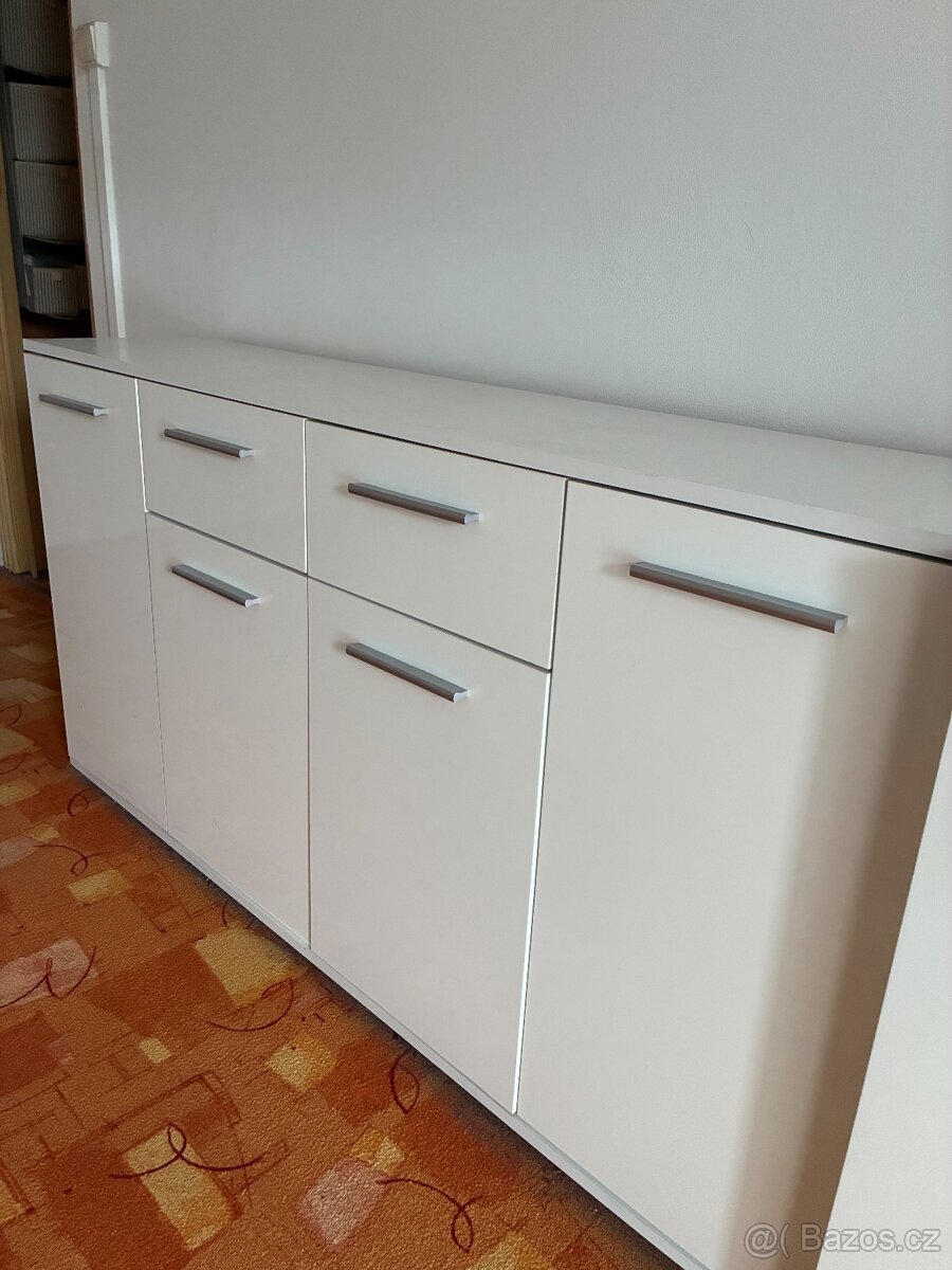 Bílá komoda. - 2