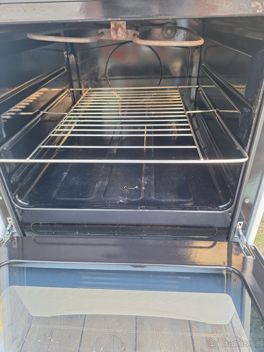 Elektrický sporák Mora na 220.v - 2