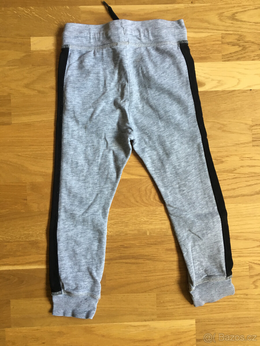 Šedé tepláky s černým pruhem H&M - 2