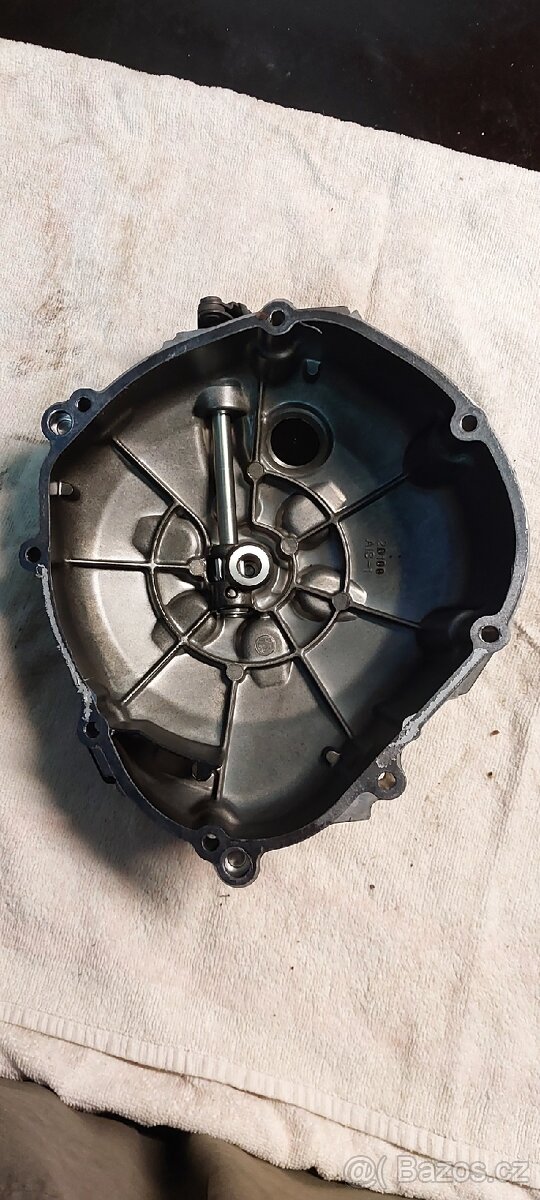 Víko spojky Yamaha FZ1 06 - 2