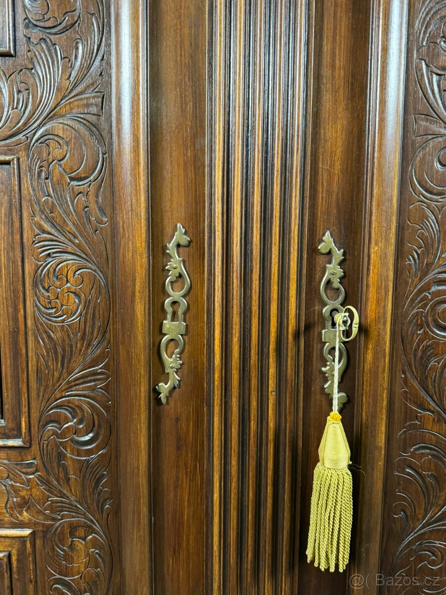 Starožitná vyřezávaná skříň (135030) - 2