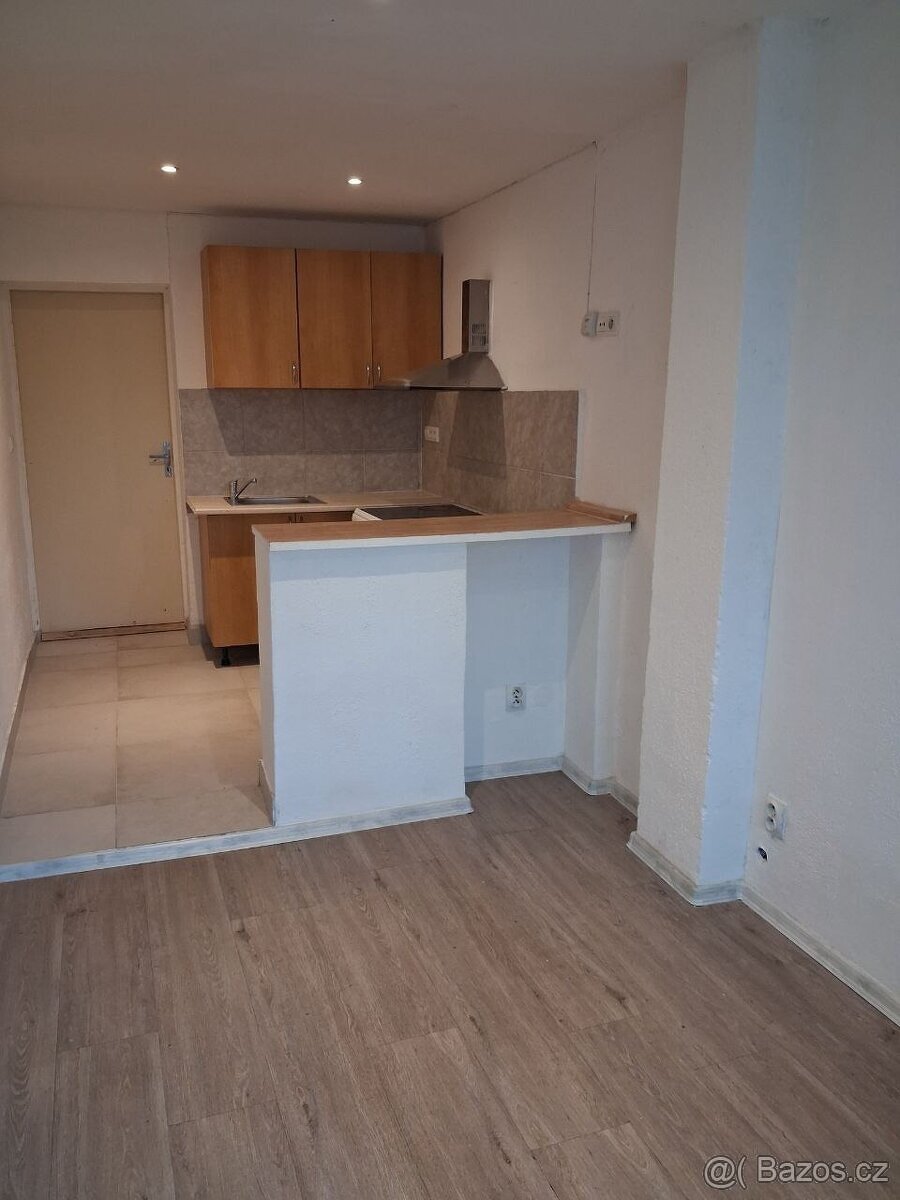 Pronájem bytu 1+kk Olomouc, Chválkovice - 2