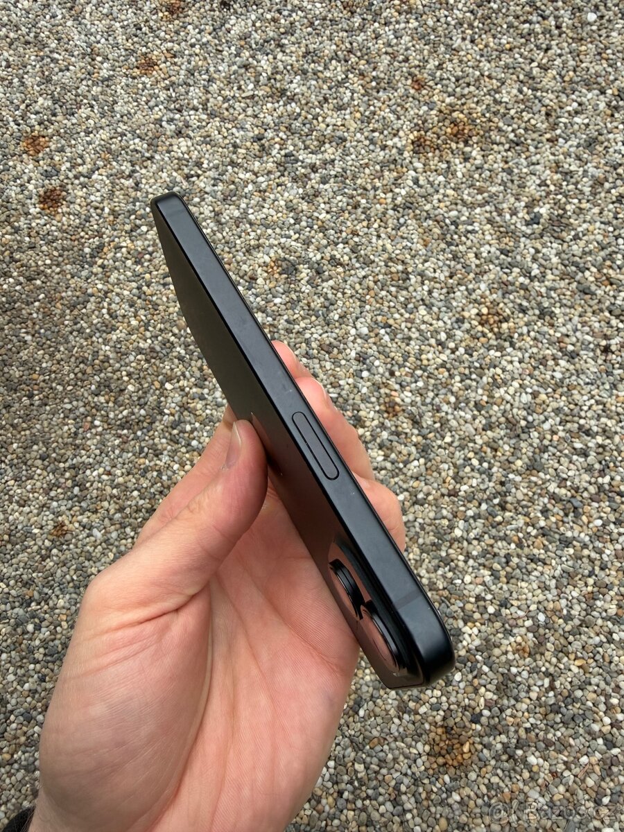 IPhone 15 - baterie 92% - 2