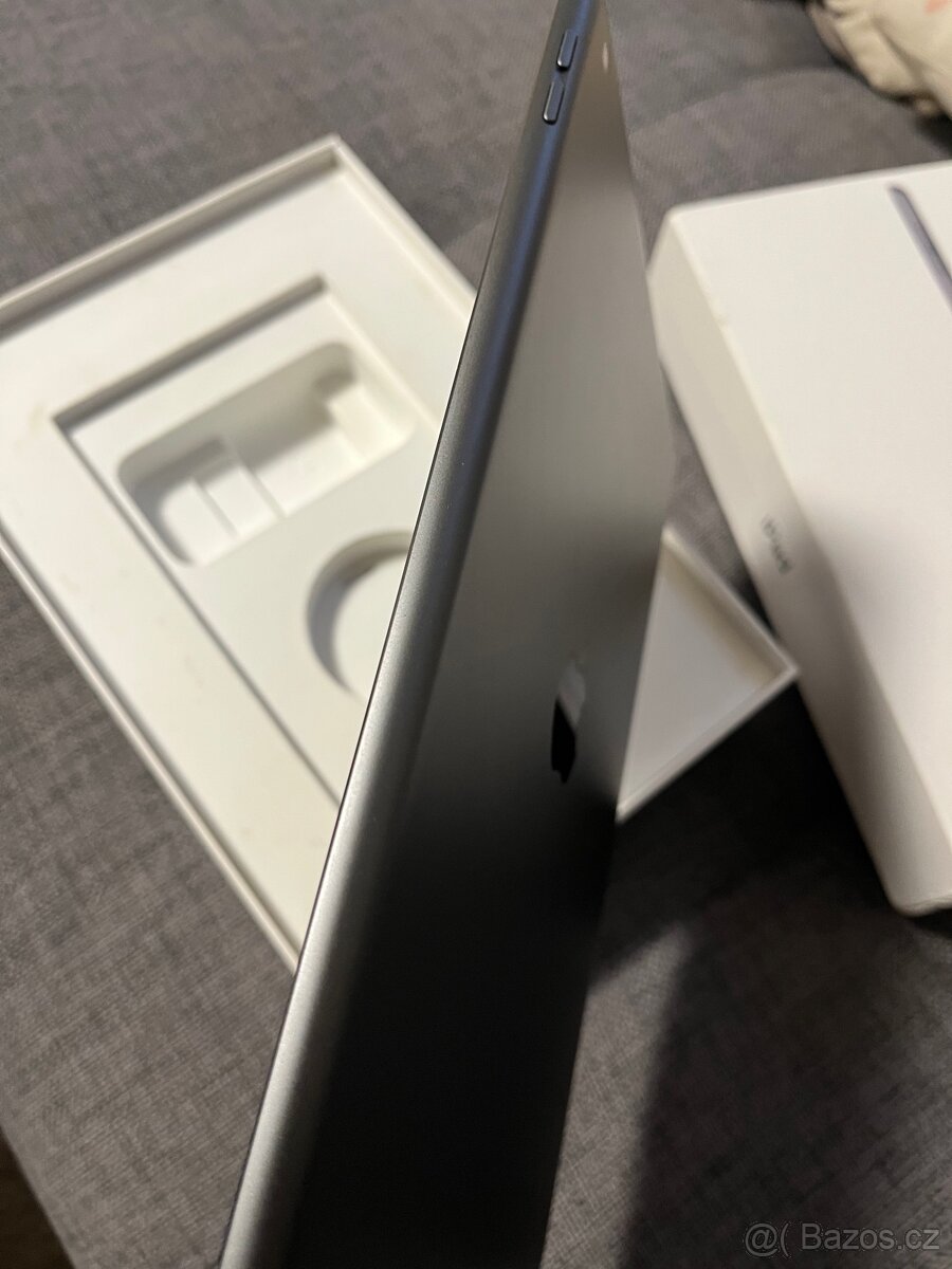 iPad 9. generace (64 GB, Wi-Fi) – jako nový + nabíječka + kr - 2