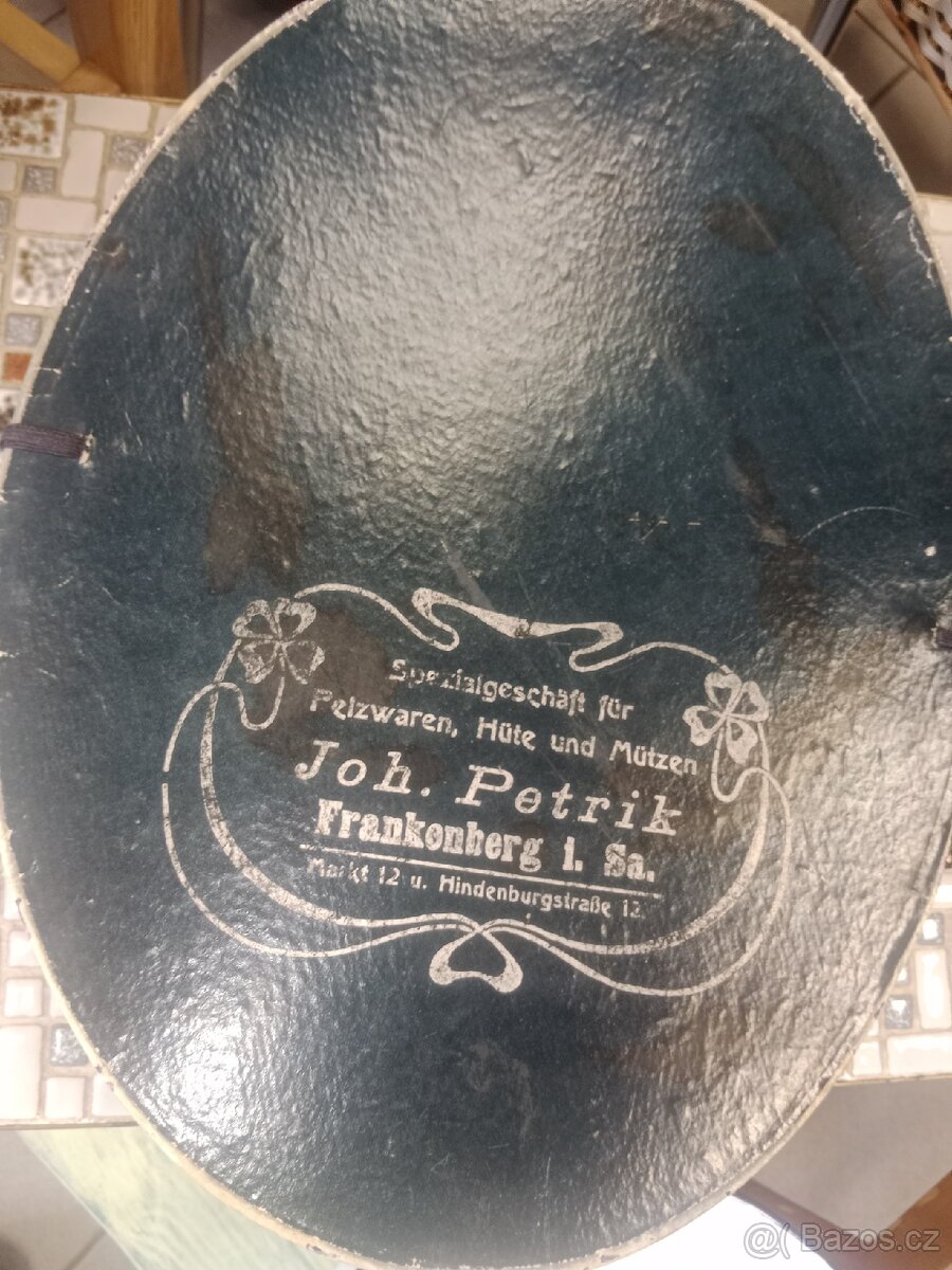 klobouk po pradědovi a obrazy - 2