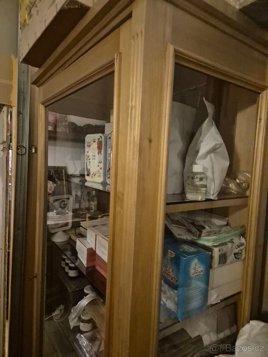 Masivní dřevěná vitrína – sklo + osvětlení - 2