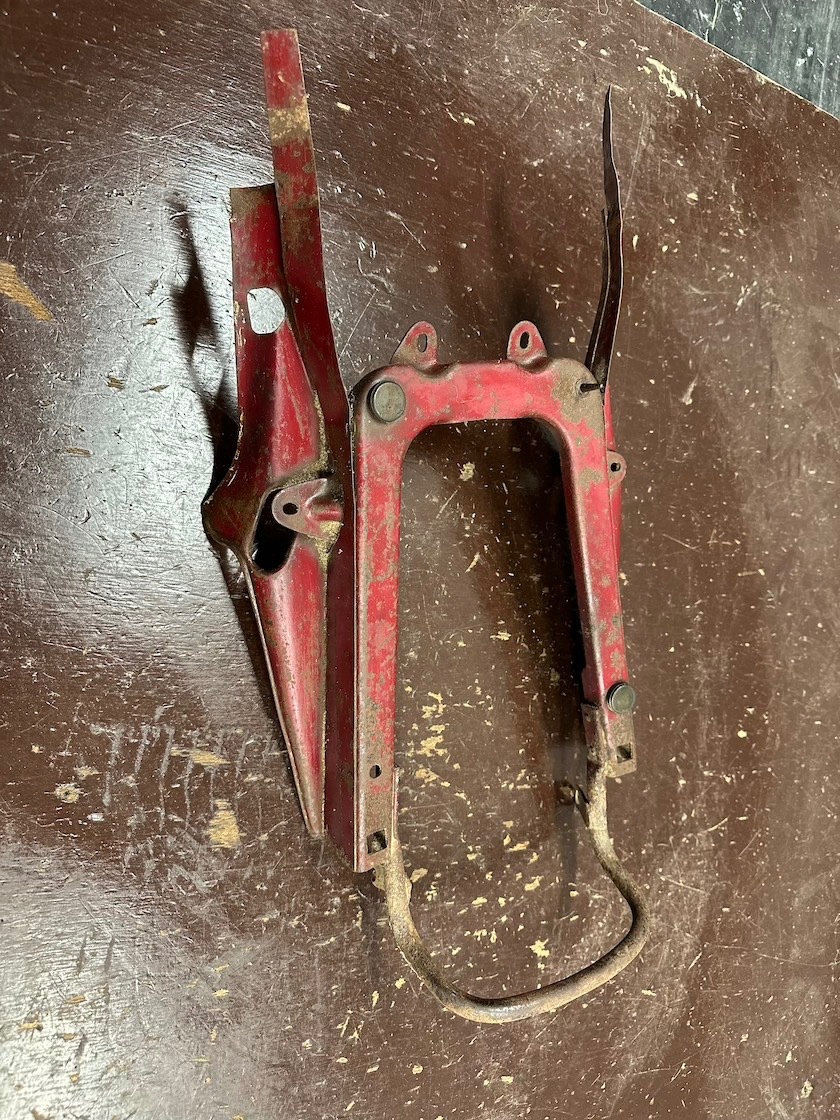 Predám pôvodný podsedlový rámeček JAWA 250/590 350/361 SPORT - 2