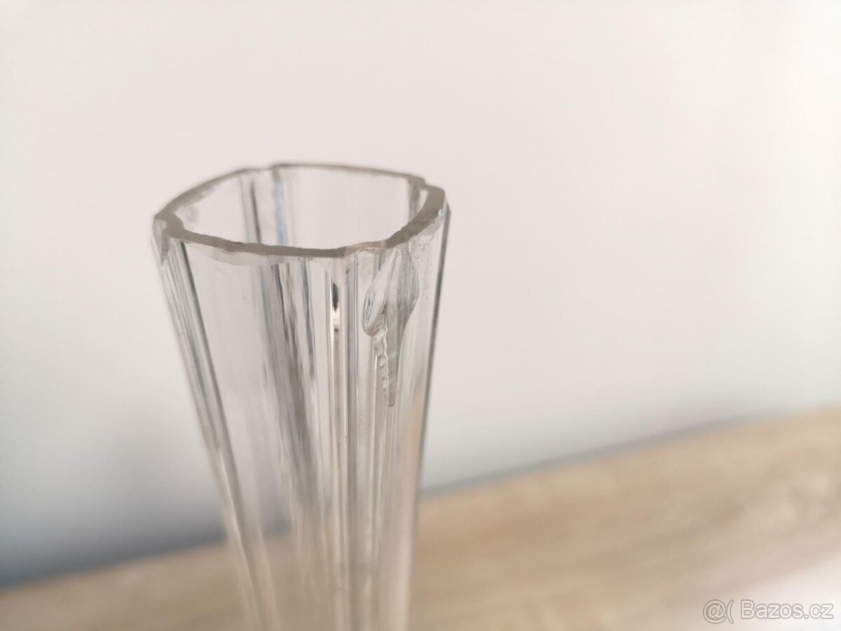 Štíhlá skleněná váza - 2
