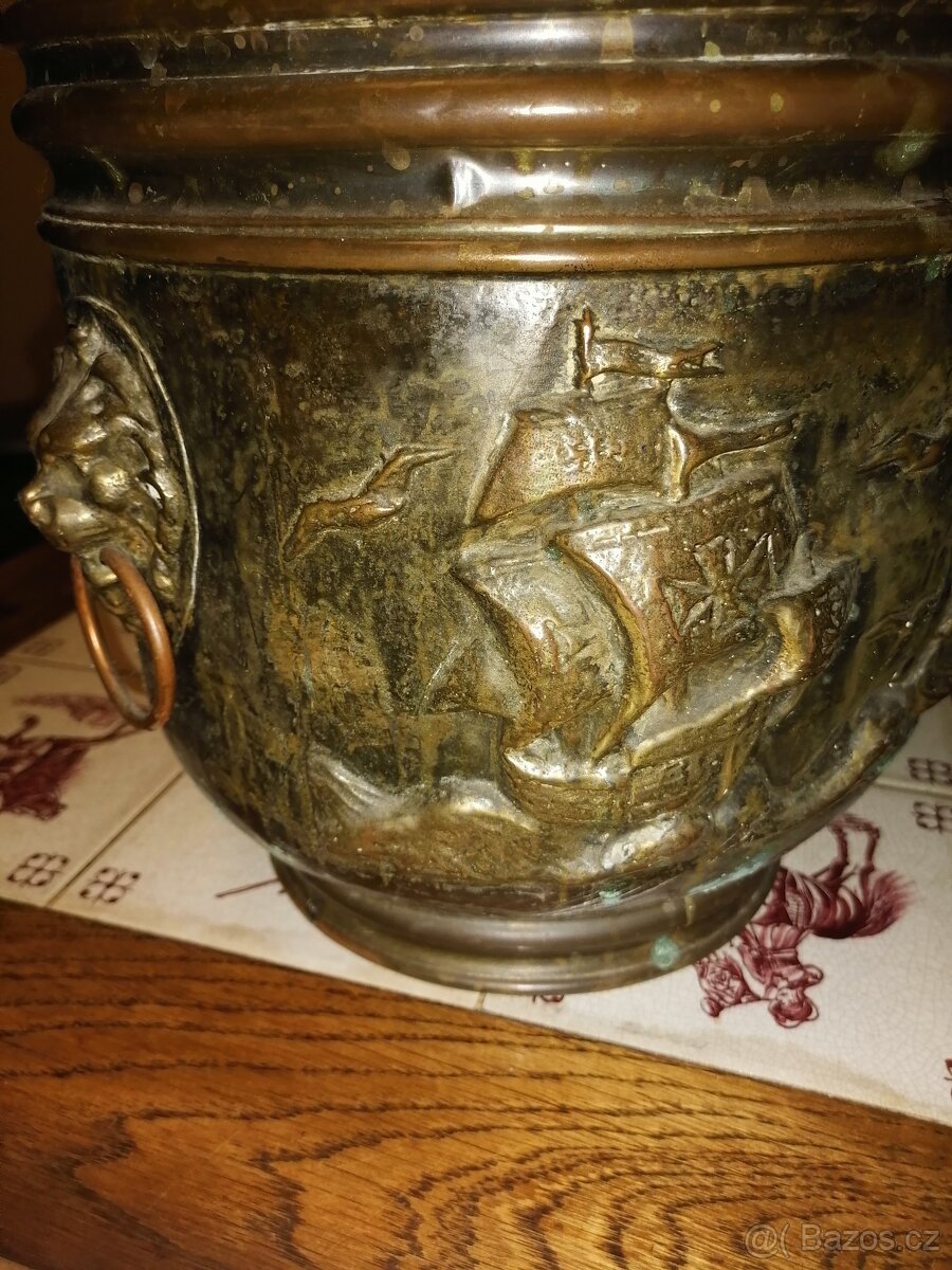 Bronzovou starozitnou nádobu - 2