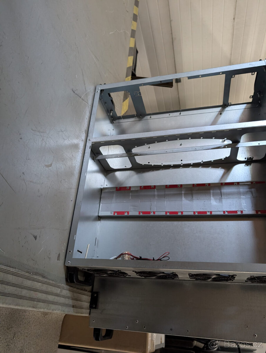 Kovový server rig - 2