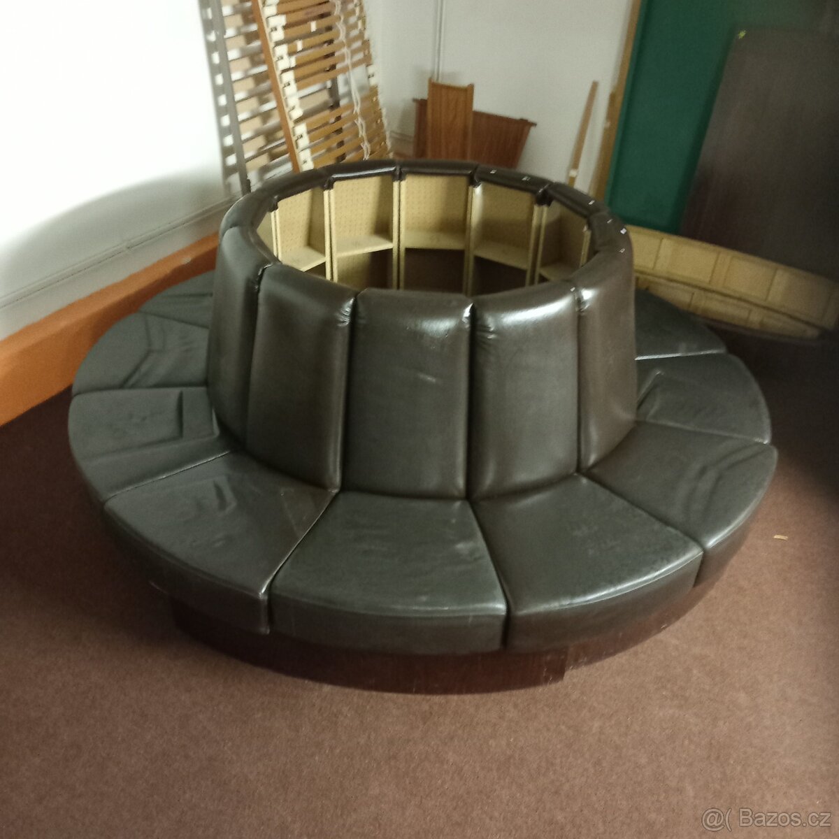 Pohovka kolem sloupu. - 2