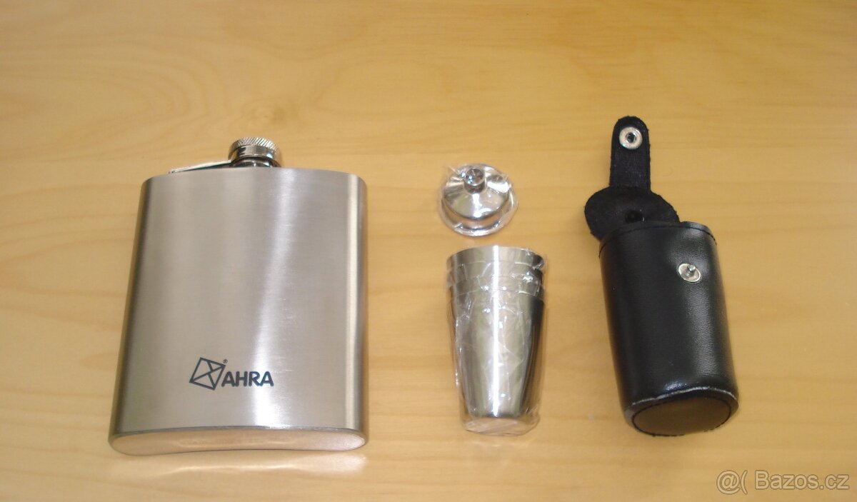 Placatka s trychtýřem, 4 poháry v pouzdře. - 2