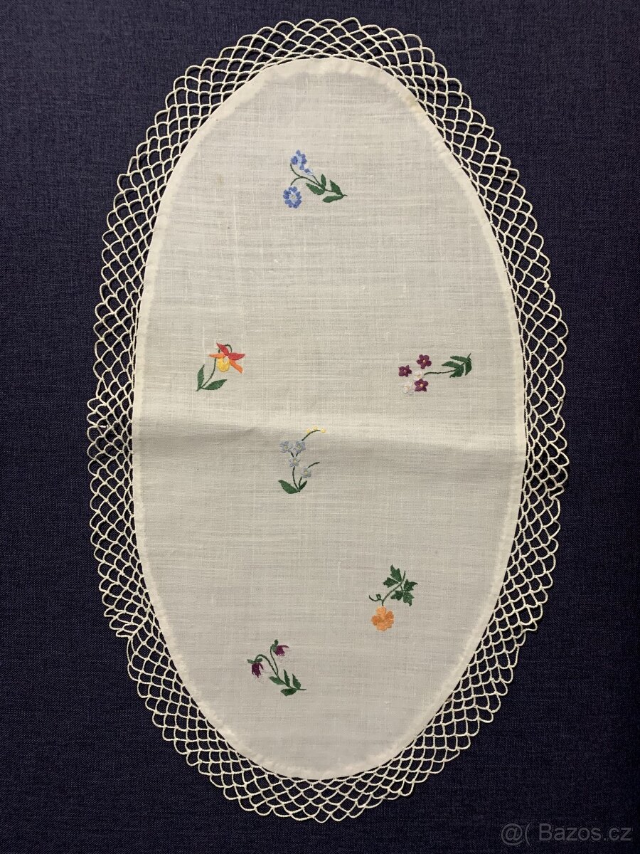 Sada starých ručně vyšívaných deček na chalupu - 2