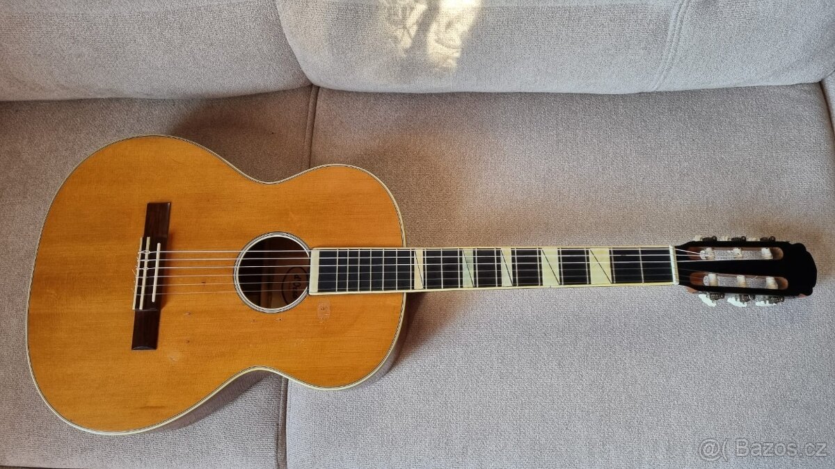 Celomasivní kytara od houslaře - 2