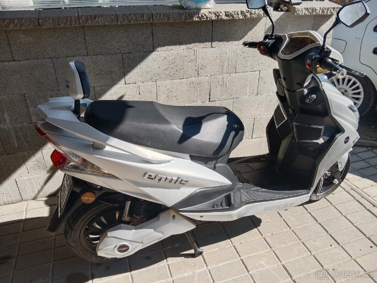 Elektro skútr HECHT EQUIS - 2