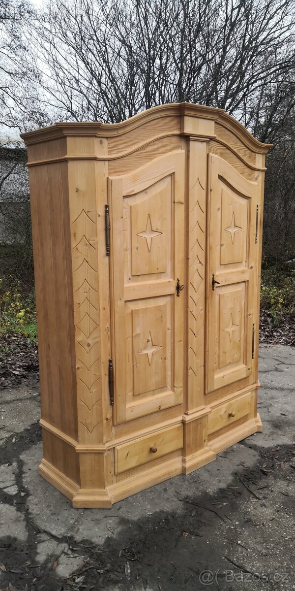 Celomasivní skříň s šuplíky - 2