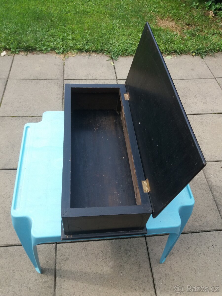 Dřevěná skřiňka. - 2