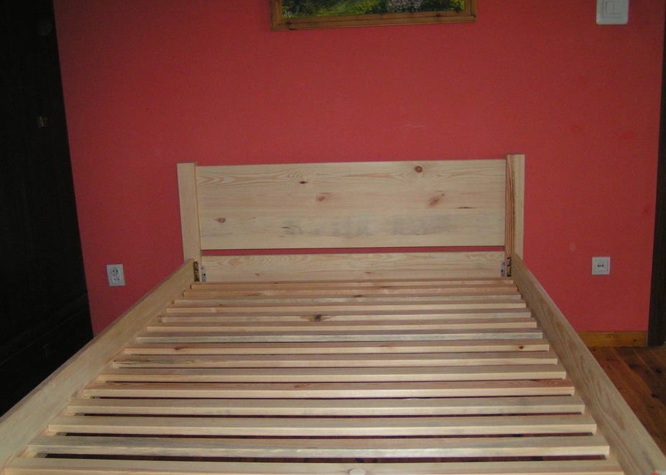 Nová masivní dřevěná postel z borovicového dřeva - 2