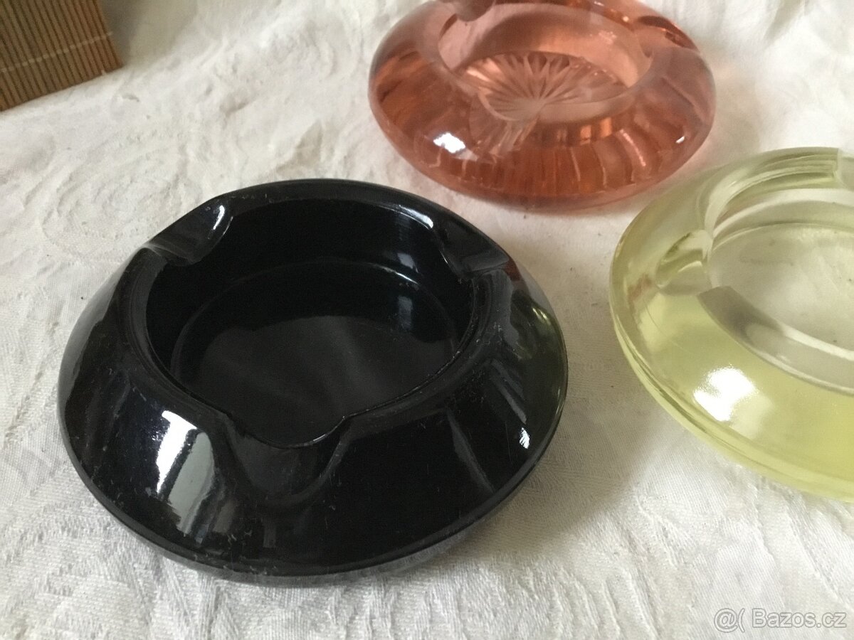 masivni dobovy popelnik 5 druhu - 2