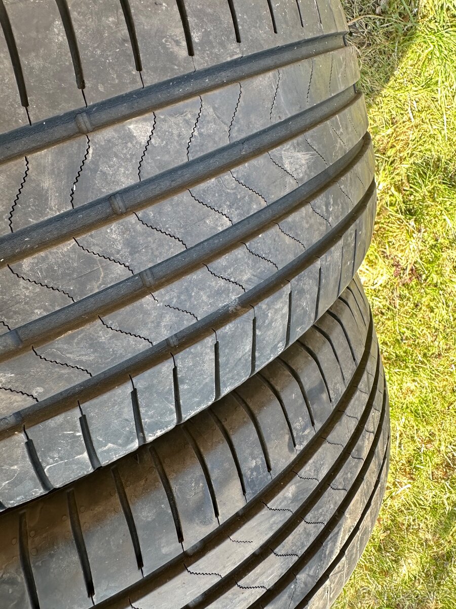 225/50/17)98y letni - 2