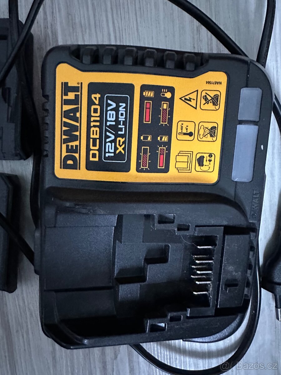 Nabíječka Dewalt + držáky na akumulátory - 2