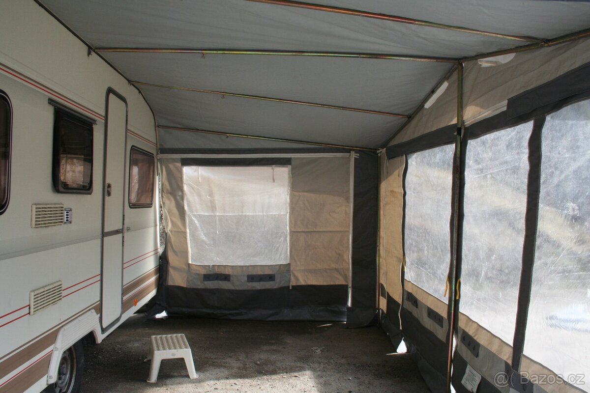 Stanová předsíň ke karavanu. - 2